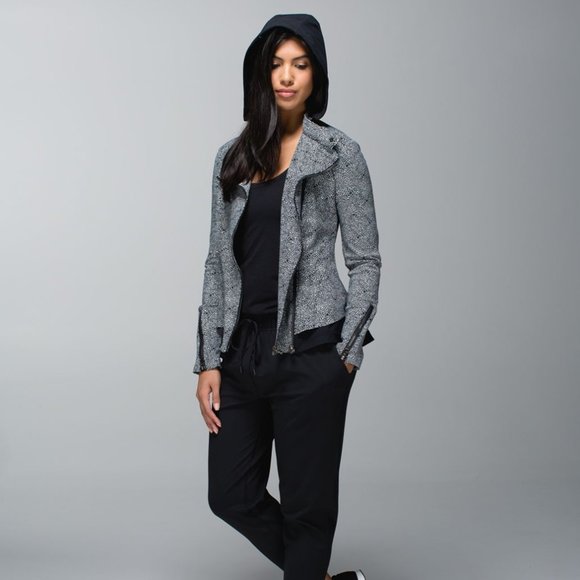 Lululemon PRISTINE Bust A Move- Peplum Jacket Zipper Moto- white Black- Size 4/6 - Picture 5 of 16